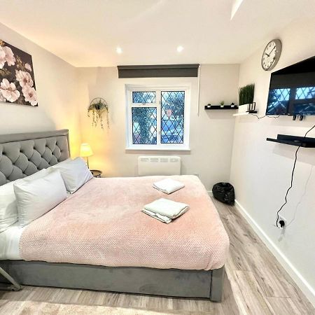 Golden Residences - Oakway Feltham エクステリア 写真