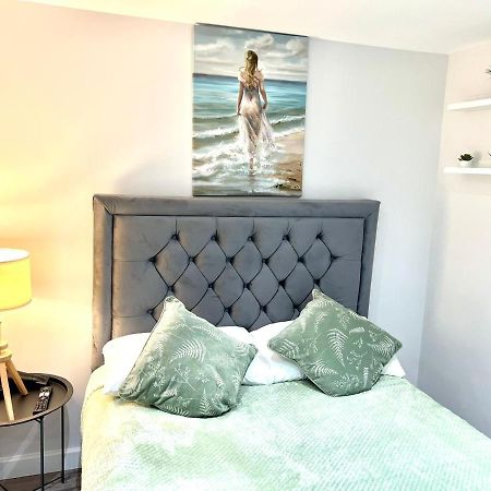 Golden Residences - Oakway Feltham エクステリア 写真