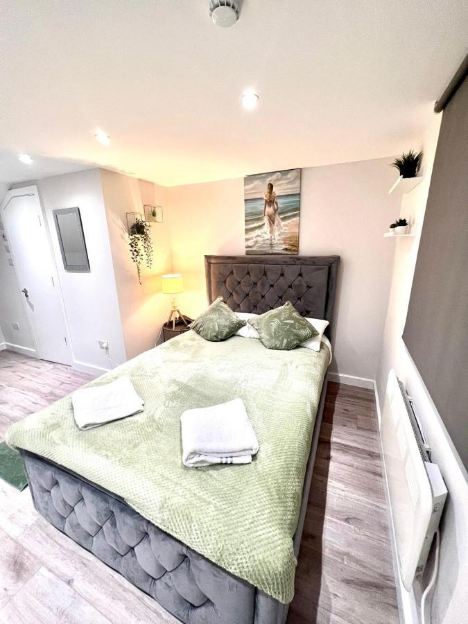 Golden Residences - Oakway Feltham エクステリア 写真