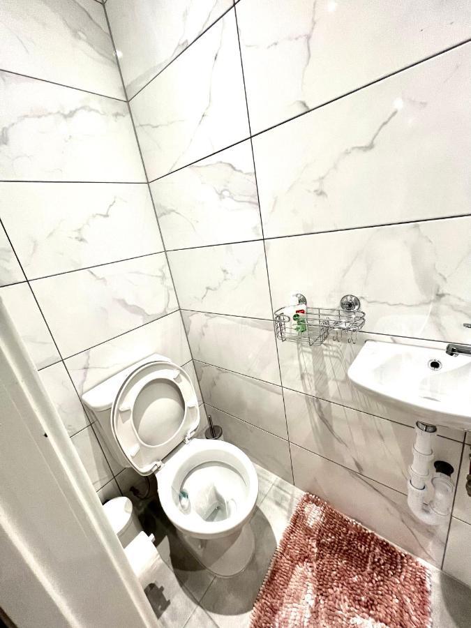 Golden Residences - Oakway Feltham エクステリア 写真