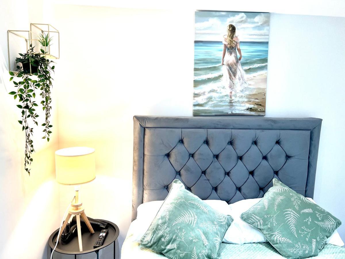 Golden Residences - Oakway Feltham エクステリア 写真