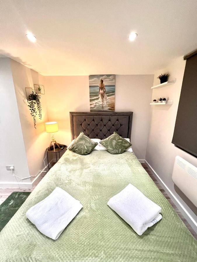 Golden Residences - Oakway Feltham エクステリア 写真