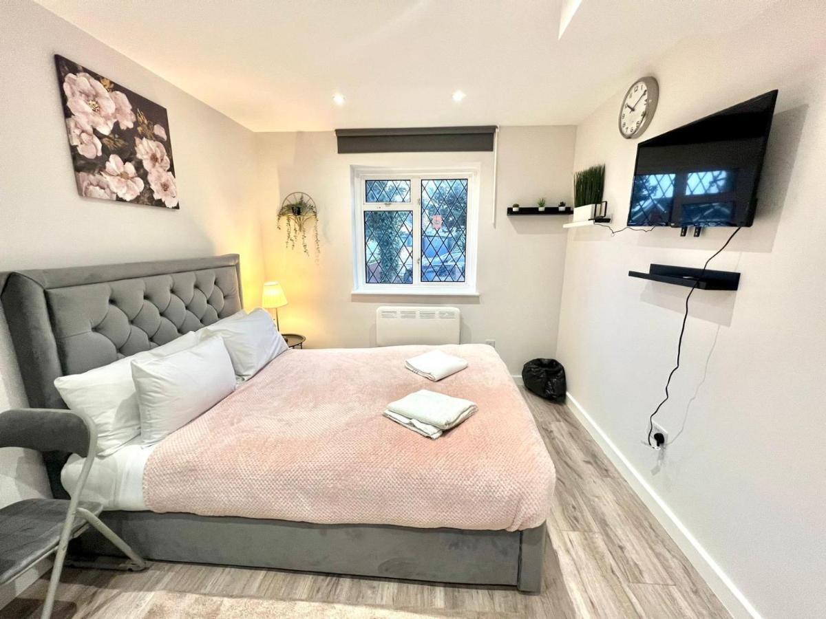 Golden Residences - Oakway Feltham エクステリア 写真