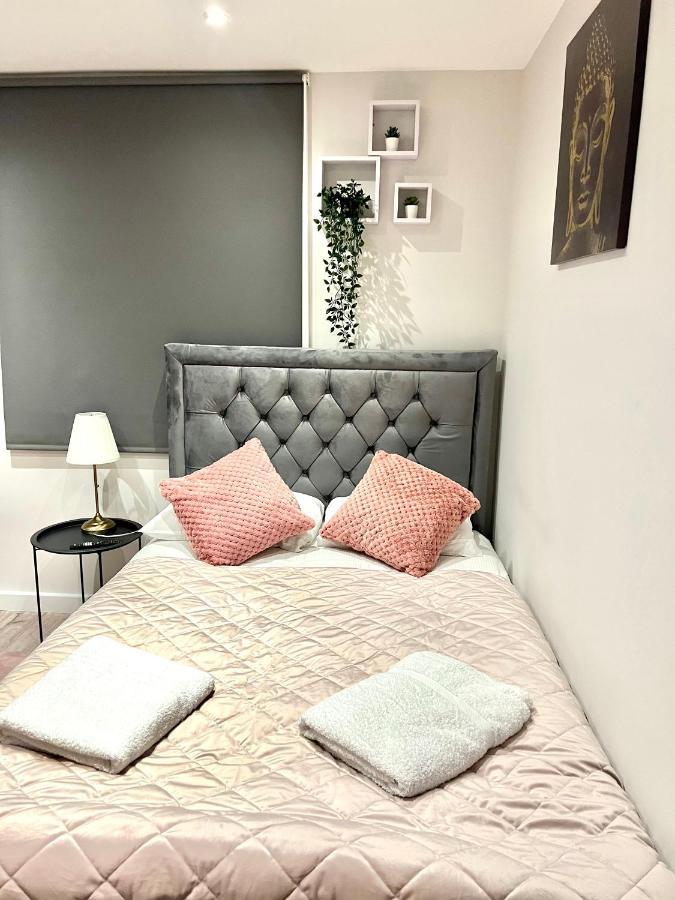 Golden Residences - Oakway Feltham エクステリア 写真