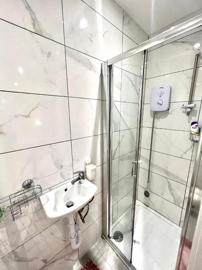 Golden Residences - Oakway Feltham エクステリア 写真
