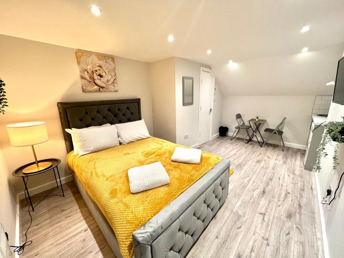 Golden Residences - Oakway Feltham エクステリア 写真