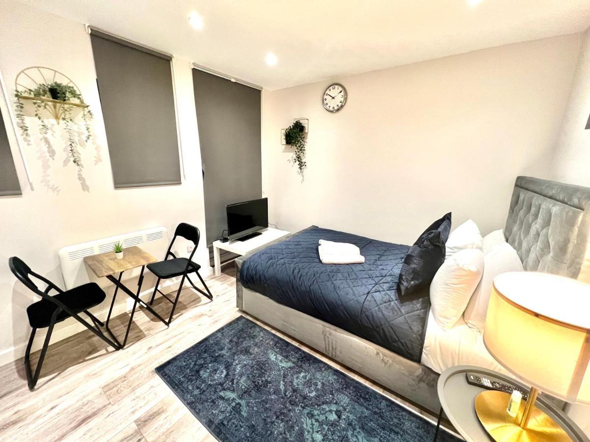 Golden Residences - Oakway Feltham エクステリア 写真