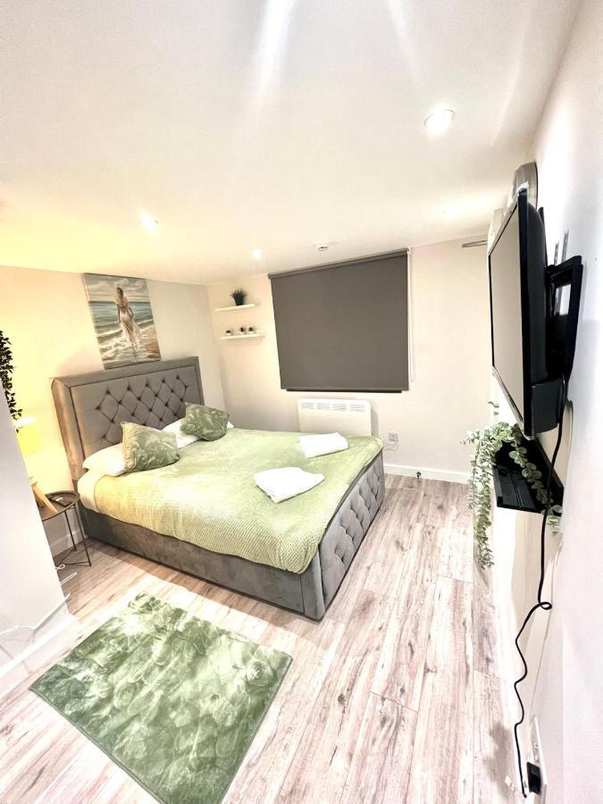 Golden Residences - Oakway Feltham エクステリア 写真