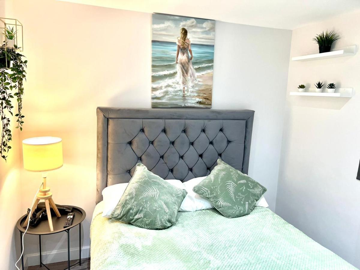 Golden Residences - Oakway Feltham エクステリア 写真