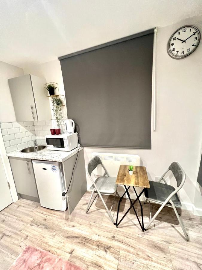 Golden Residences - Oakway Feltham エクステリア 写真