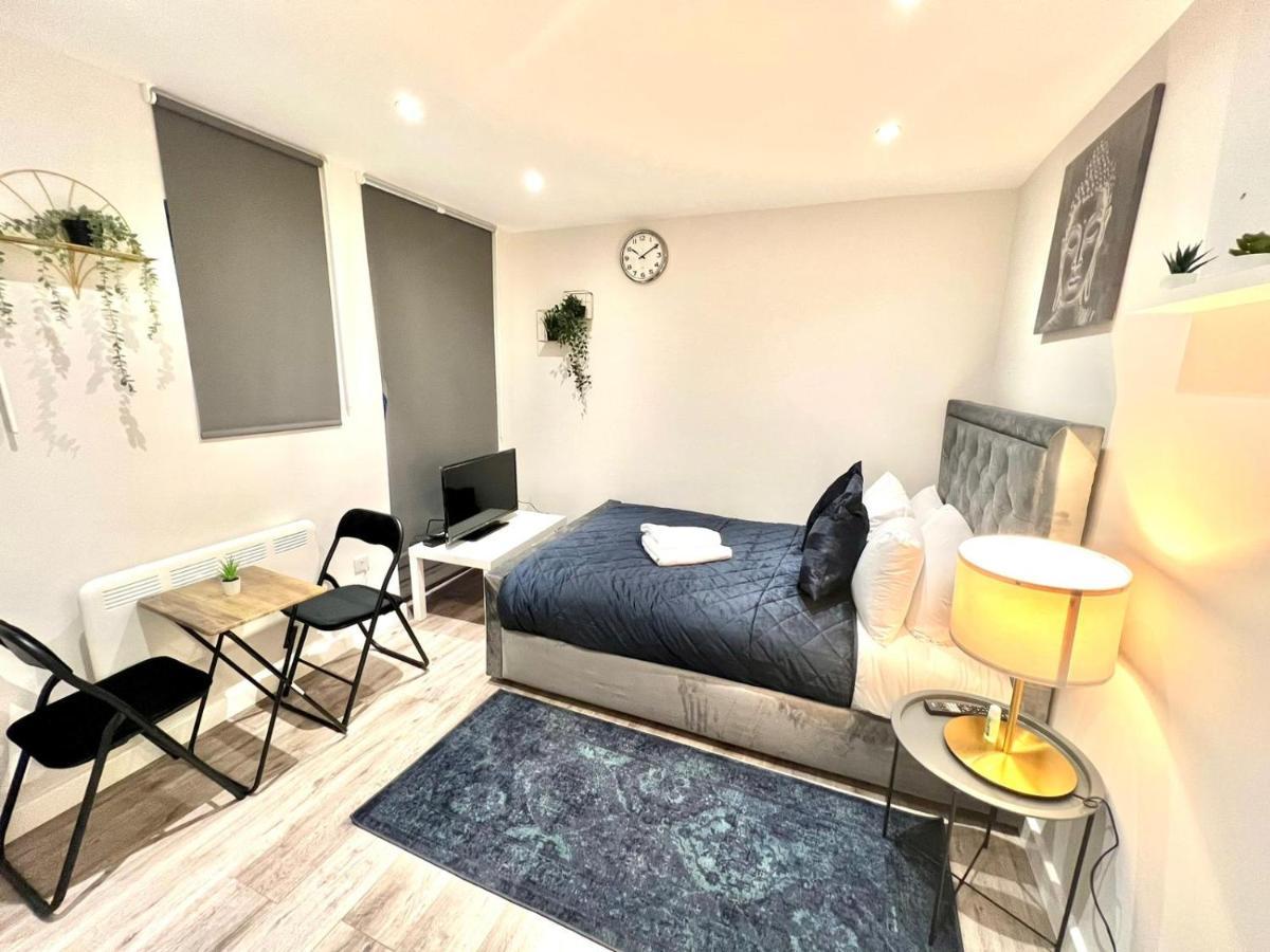 Golden Residences - Oakway Feltham エクステリア 写真