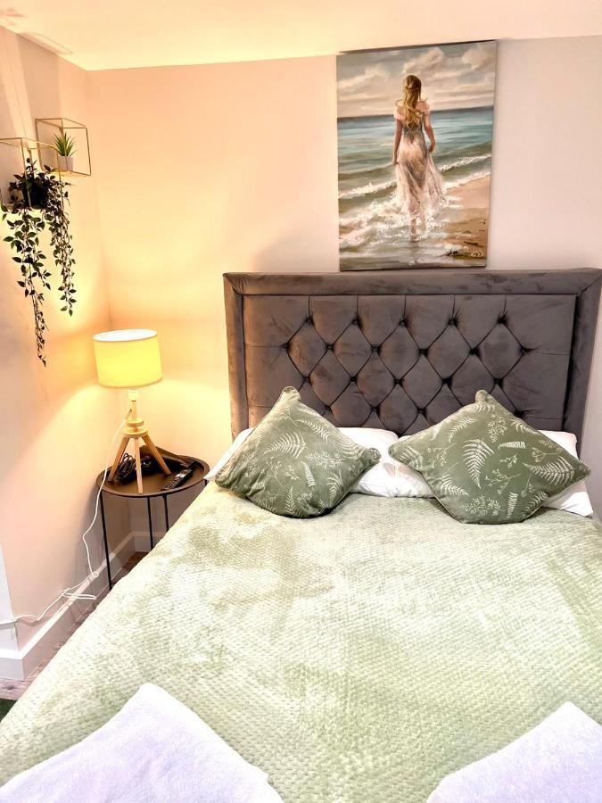 Golden Residences - Oakway Feltham エクステリア 写真