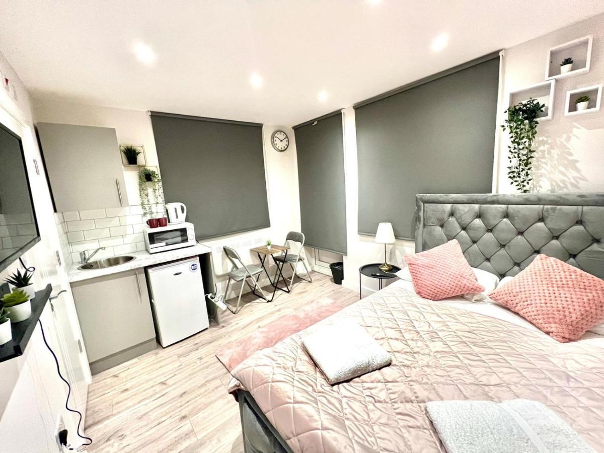 Golden Residences - Oakway Feltham エクステリア 写真