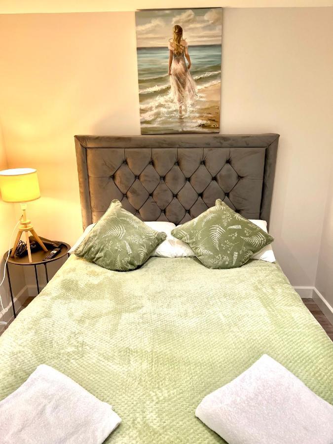 Golden Residences - Oakway Feltham エクステリア 写真