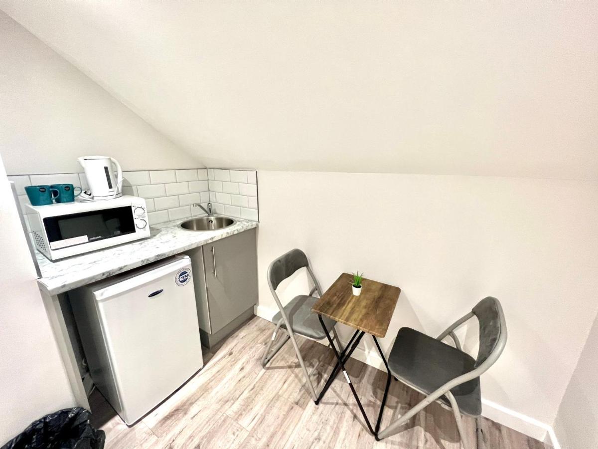 Golden Residences - Oakway Feltham エクステリア 写真