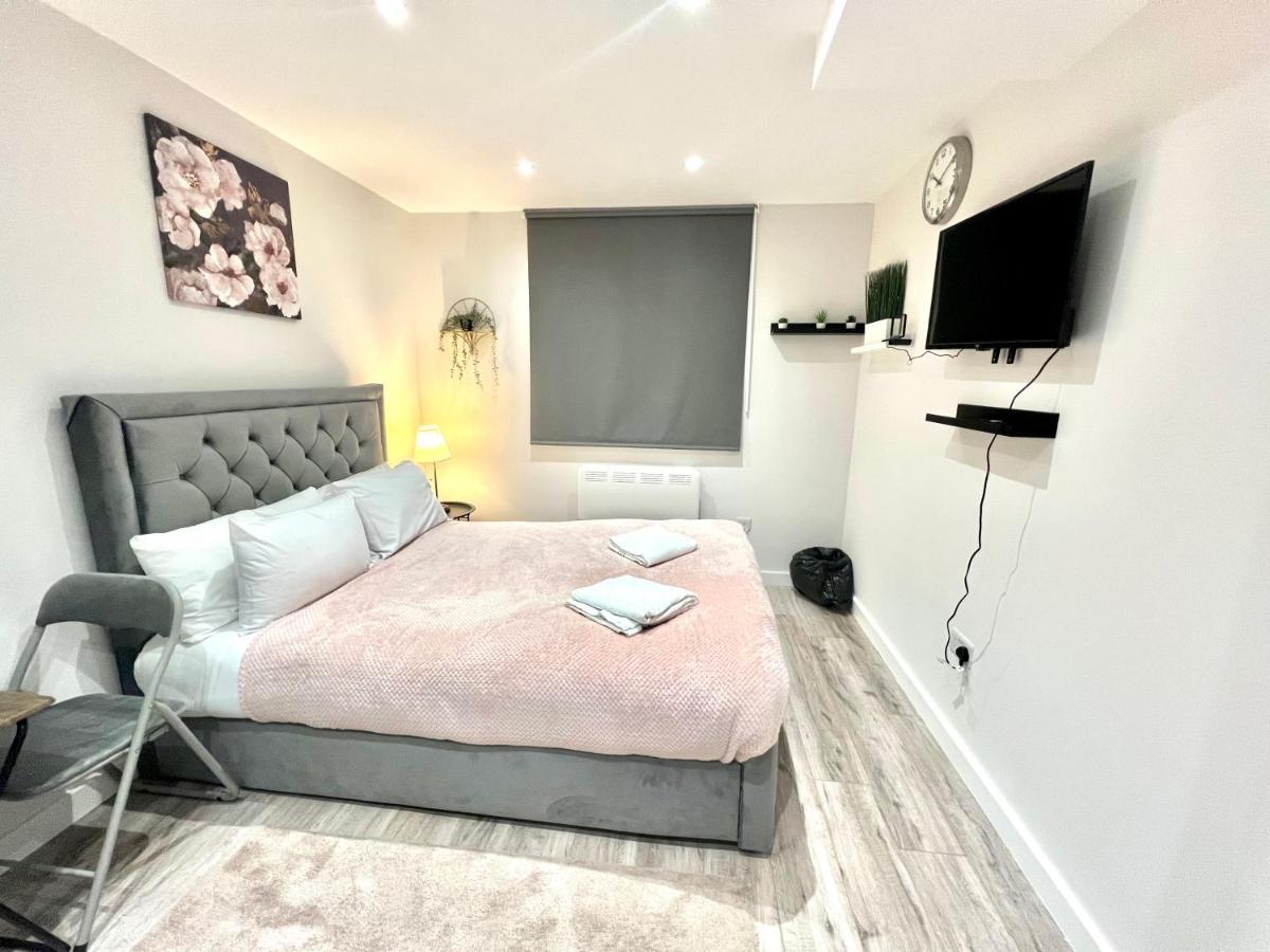 Golden Residences - Oakway Feltham エクステリア 写真