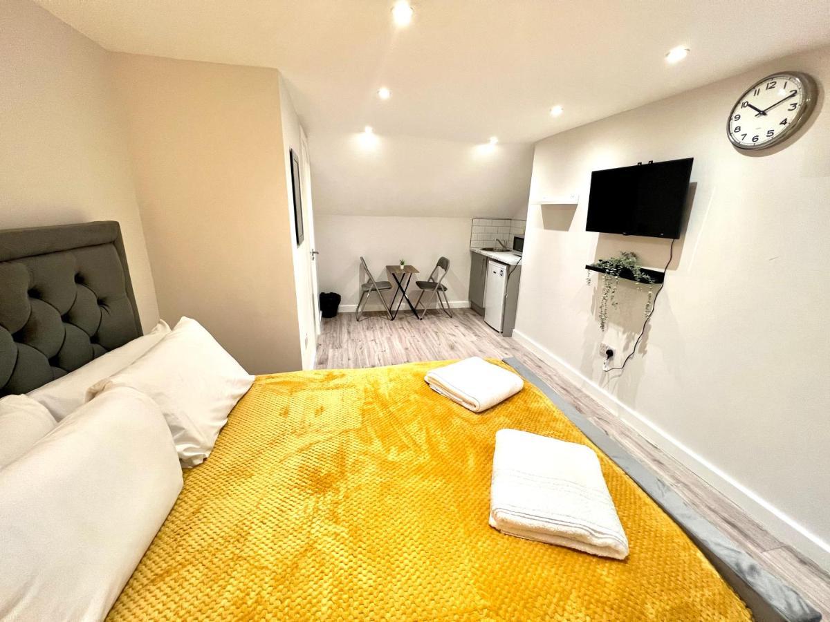 Golden Residences - Oakway Feltham エクステリア 写真