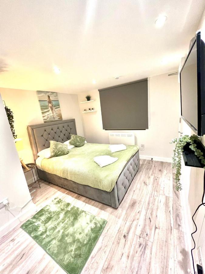 Golden Residences - Oakway Feltham エクステリア 写真