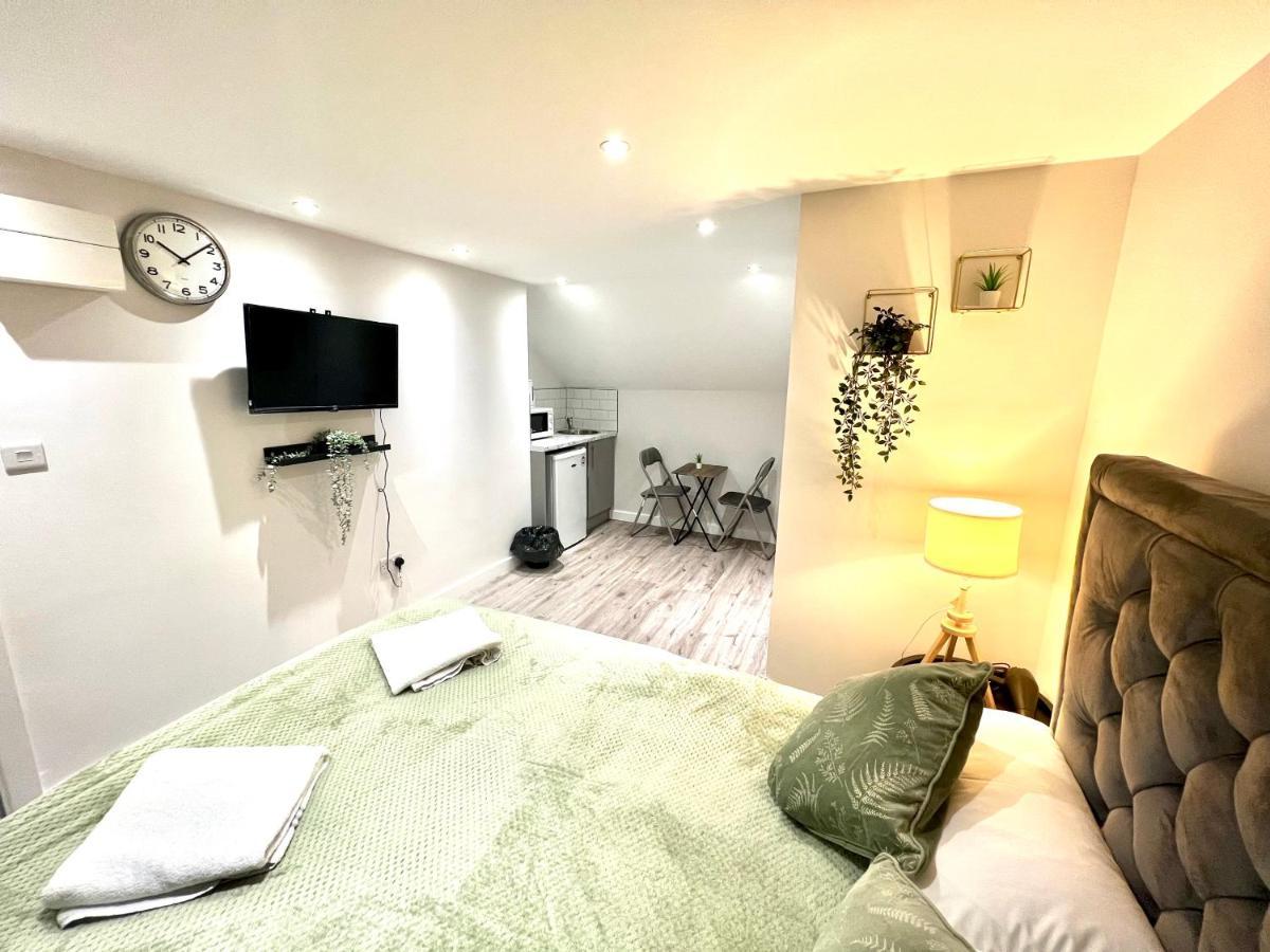 Golden Residences - Oakway Feltham エクステリア 写真