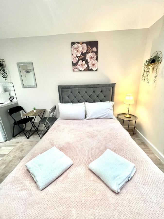 Golden Residences - Oakway Feltham エクステリア 写真